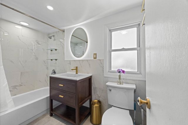 4 PARKSIDE LANE, Bayonne, NJ 07002