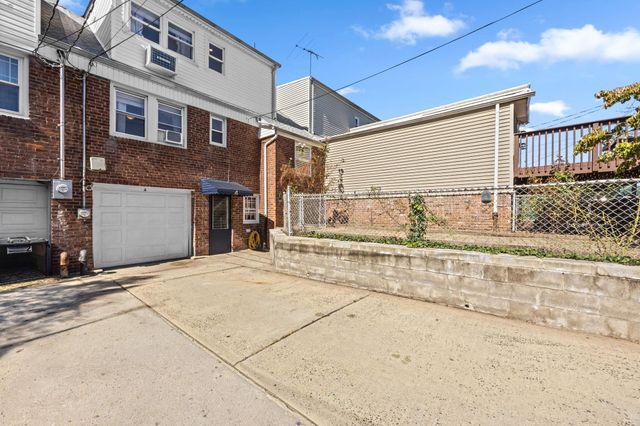 4 PARKSIDE LANE, Bayonne, NJ 07002