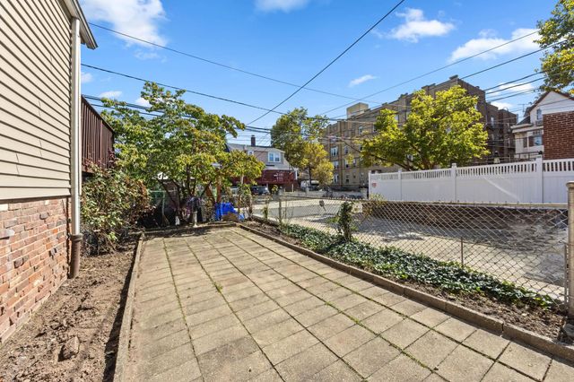 4 PARKSIDE LANE, Bayonne, NJ 07002