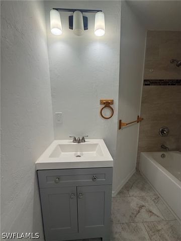 12154 Americus LN, Naples, FL 34113