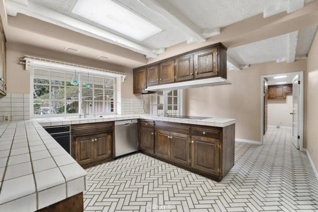 4809 Queen Victoria Road, Woodland Hills, CA 91364