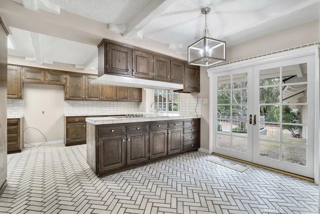 4809 Queen Victoria Road, Woodland Hills, CA 91364