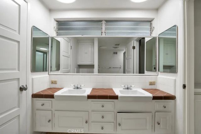 4809 Queen Victoria Road, Woodland Hills, CA 91364