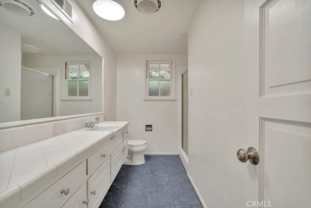 4809 Queen Victoria Road, Woodland Hills, CA 91364