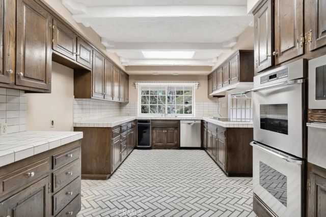 4809 Queen Victoria Road, Woodland Hills, CA 91364