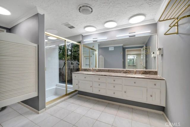 4809 Queen Victoria Road, Woodland Hills, CA 91364