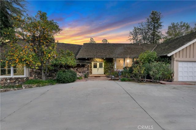 4809 Queen Victoria Road, Woodland Hills, CA 91364