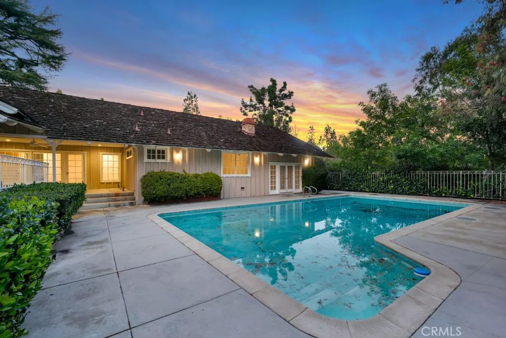 4809 Queen Victoria Road, Woodland Hills, CA 91364