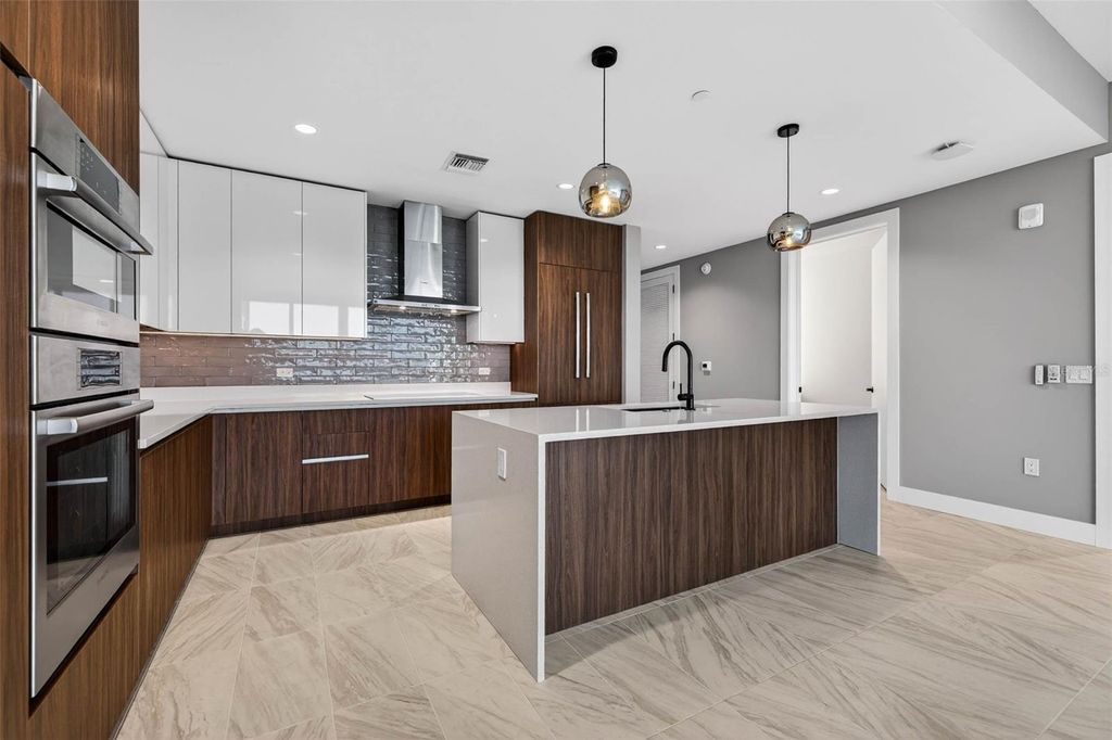 Image 13 of property listing at 777 3RD AVENUE N 1106, St Petersburg, FL 33701