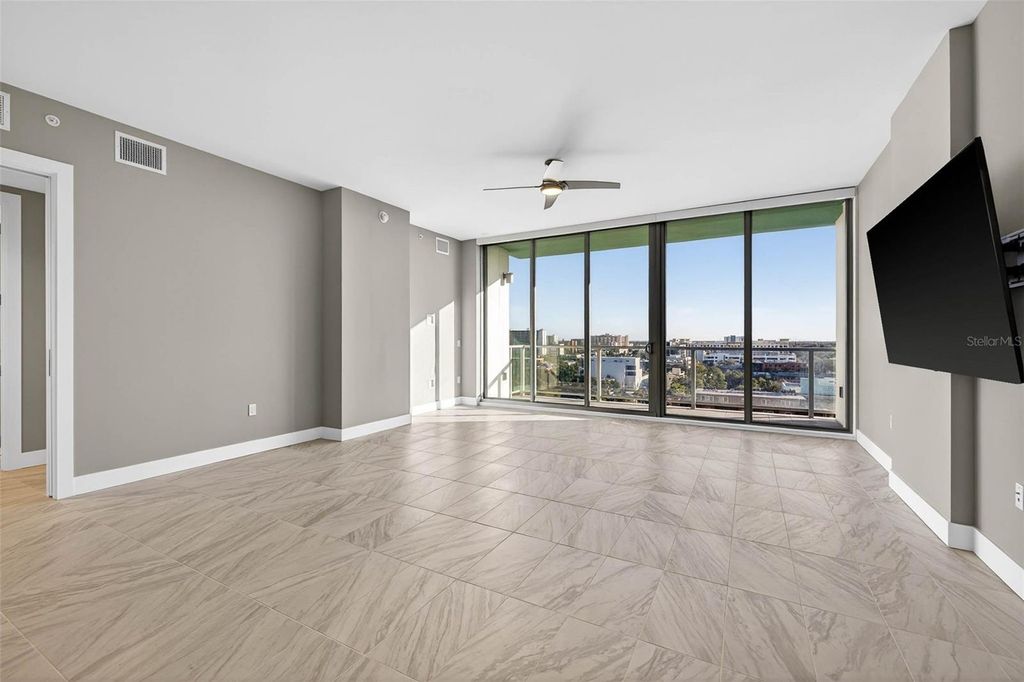 Image 18 of property listing at 777 3RD AVENUE N 1106, St Petersburg, FL 33701