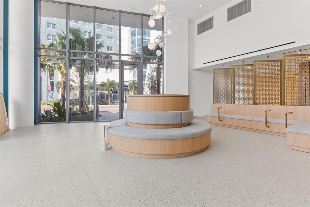 Image 3 of property listing at 777 3RD AVENUE N 1106, St Petersburg, FL 33701