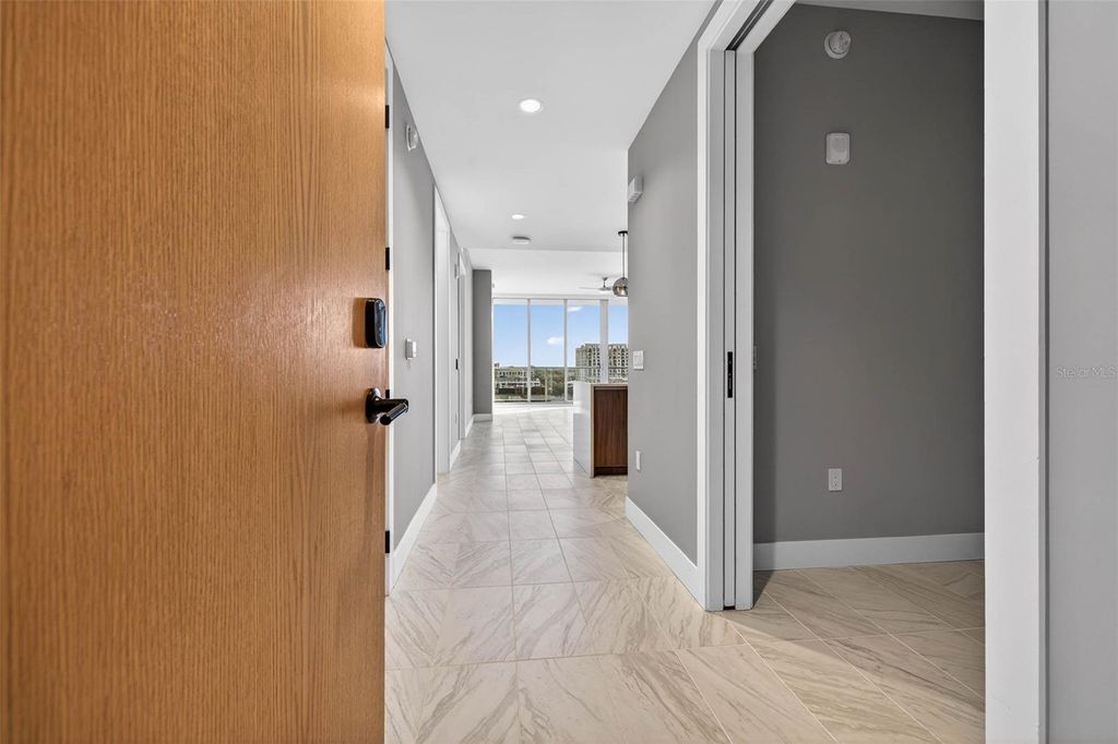 Image 5 of property listing at 777 3RD AVENUE N 1106, St Petersburg, FL 33701