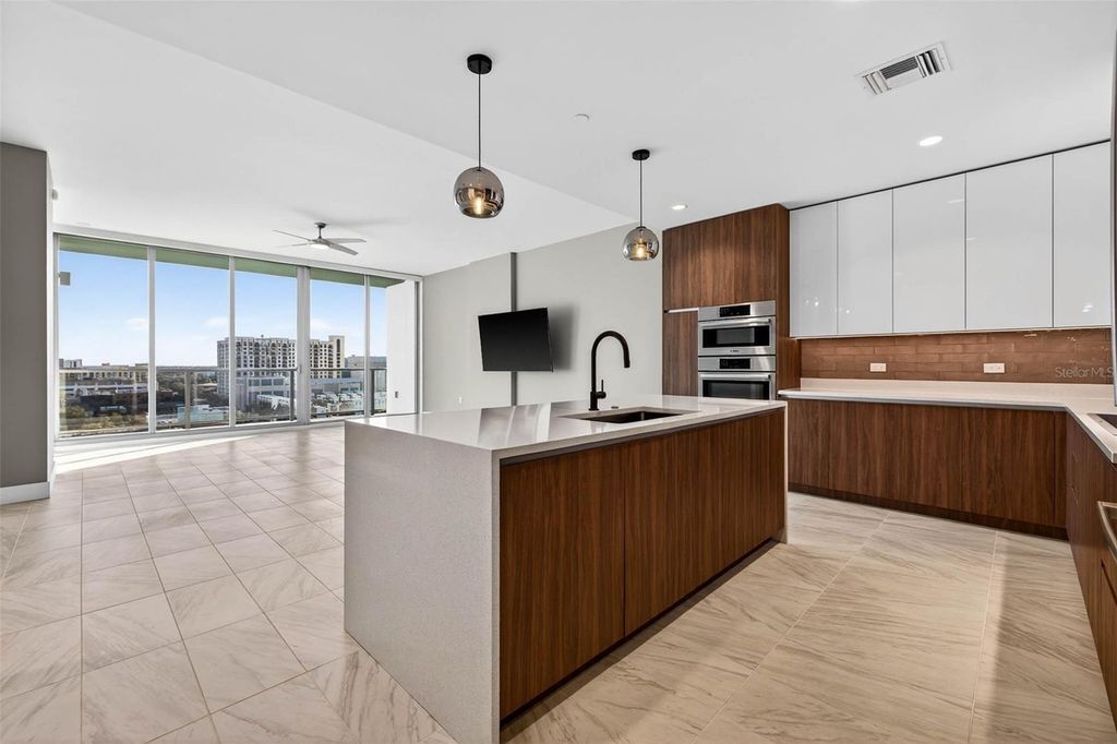 Image 7 of property listing at 777 3RD AVENUE N 1106, St Petersburg, FL 33701