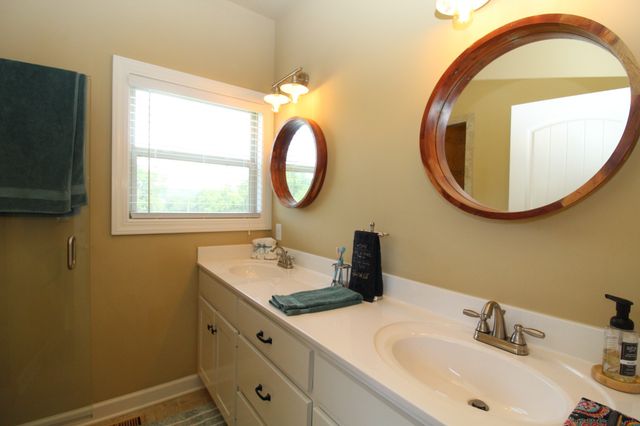 725 Lick Creek Rd, Hartsville, TN 37074