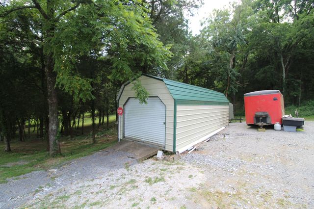 725 Lick Creek Rd, Hartsville, TN 37074