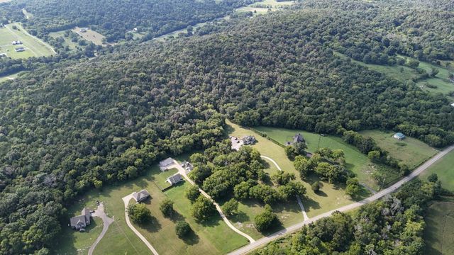 725 Lick Creek Rd, Hartsville, TN 37074
