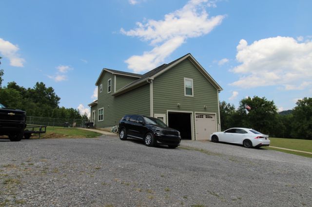 725 Lick Creek Rd, Hartsville, TN 37074