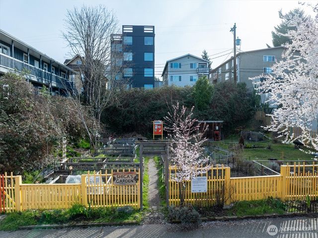 5520 University Way NE, Seattle, WA 98105
