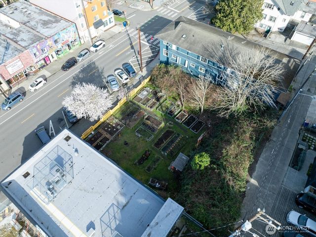 5520 University Way NE, Seattle, WA 98105
