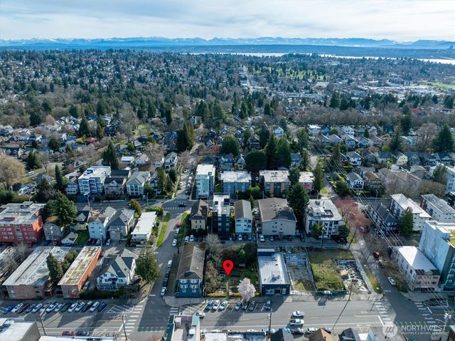 5520 University Way NE, Seattle, WA 98105