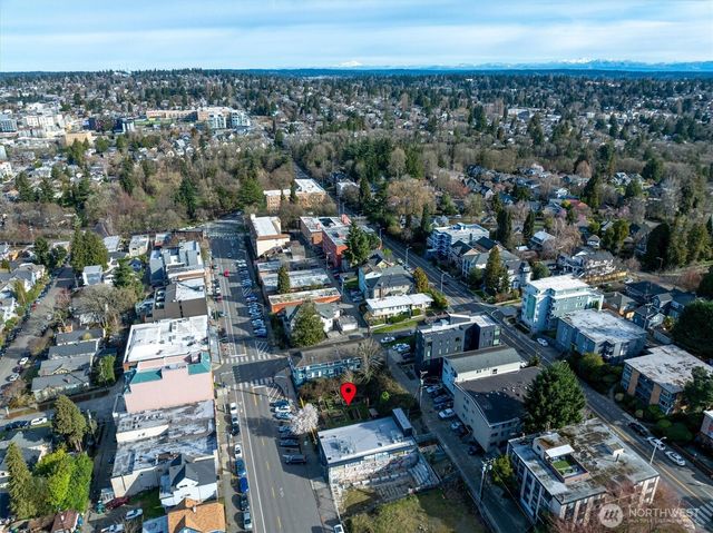 5520 University Way NE, Seattle, WA 98105