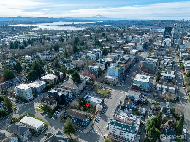 5520 University Way NE, Seattle, WA 98105