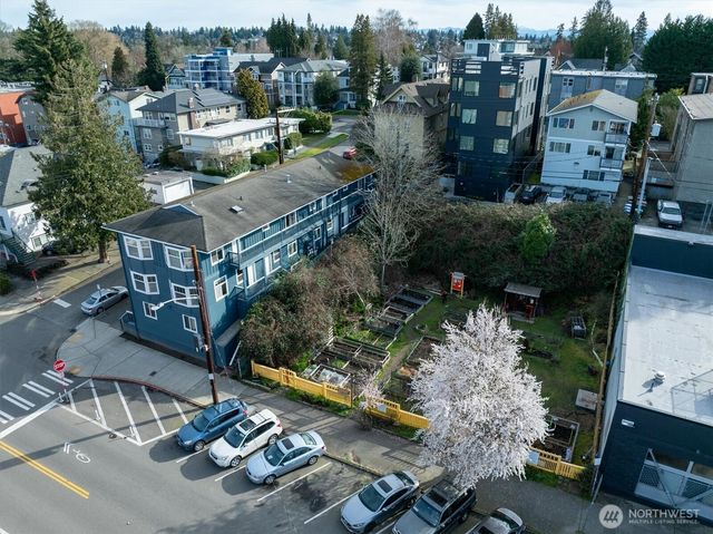5520 University Way NE, Seattle, WA 98105