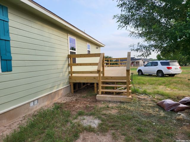 250 Krystal Ray, Floresville, TX 78114