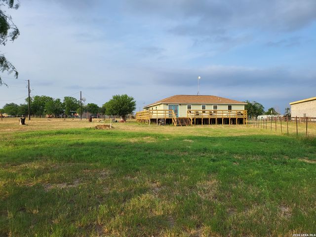 250 Krystal Ray, Floresville, TX 78114