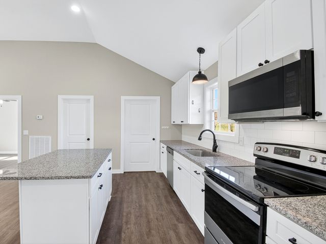 621 Womack Rd, Bethpage, TN 37022