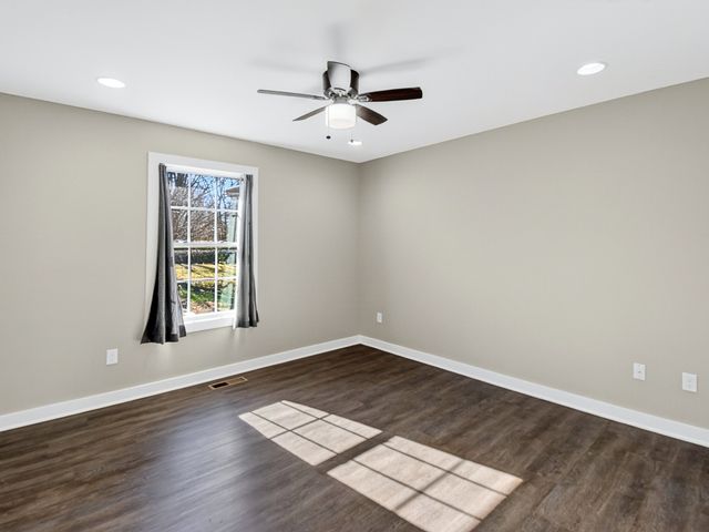 621 Womack Rd, Bethpage, TN 37022