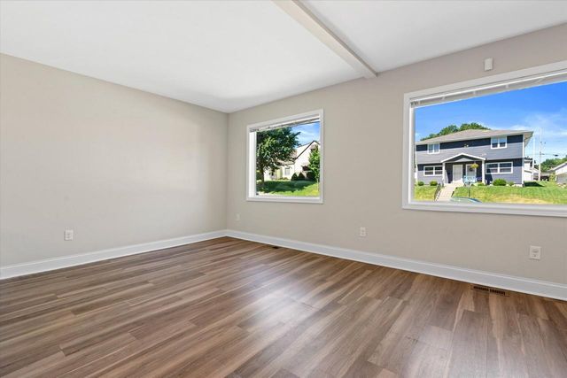 3662 S 32nd STREET, Greenfield, WI 53221