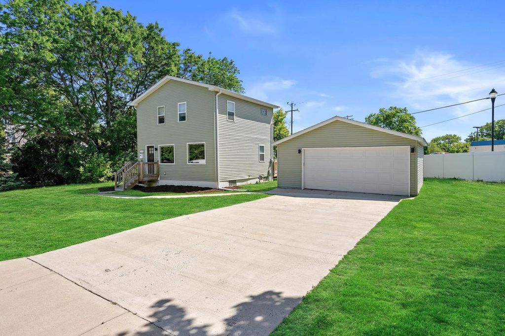 3662 S 32nd STREET, Greenfield, WI 53221