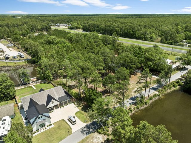 92 Waterside Lane, Freeport, FL 32439