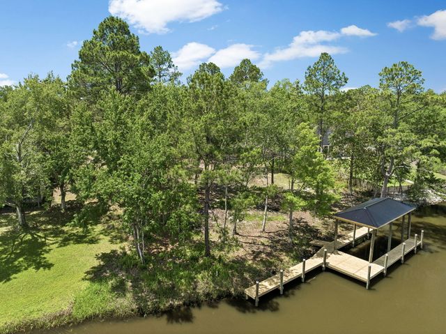 92 Waterside Lane, Freeport, FL 32439