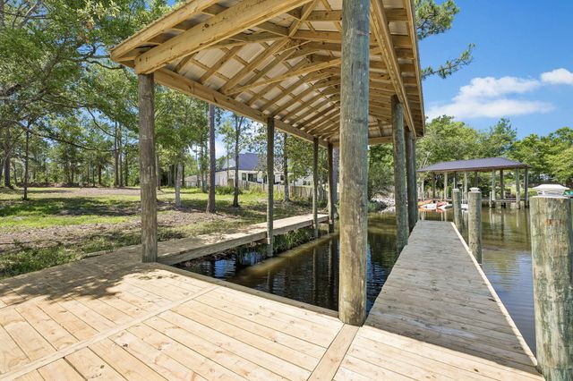 92 Waterside Lane, Freeport, FL 32439