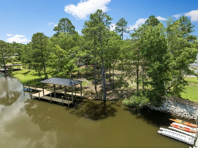 92 Waterside Lane, Freeport, FL 32439