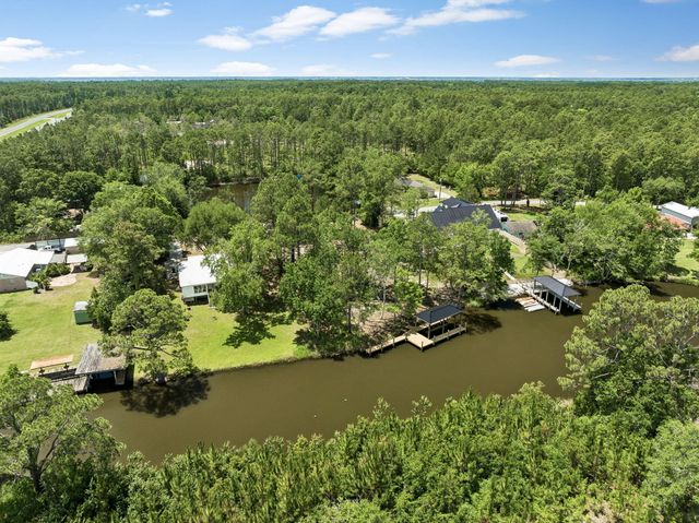 92 Waterside Lane, Freeport, FL 32439