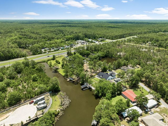92 Waterside Lane, Freeport, FL 32439