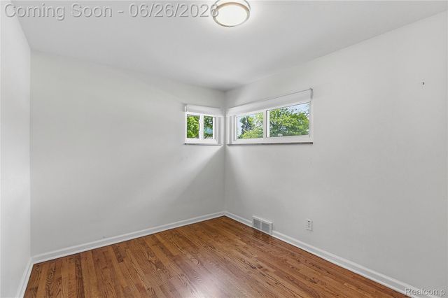 24671 Kenosha Street, Oak Park, MI 48237
