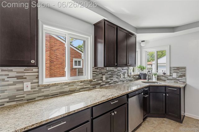 24671 Kenosha Street, Oak Park, MI 48237