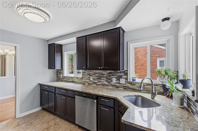 24671 Kenosha Street, Oak Park, MI 48237