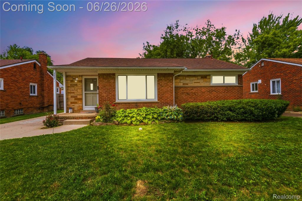 24671 Kenosha Street, Oak Park, MI 48237