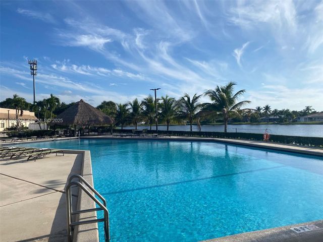 419 Lakeview Dr 201, Weston, FL 33326