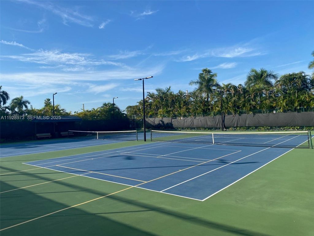 Image 11 of property listing at 419 Lakeview Dr 201, Weston, FL 33326