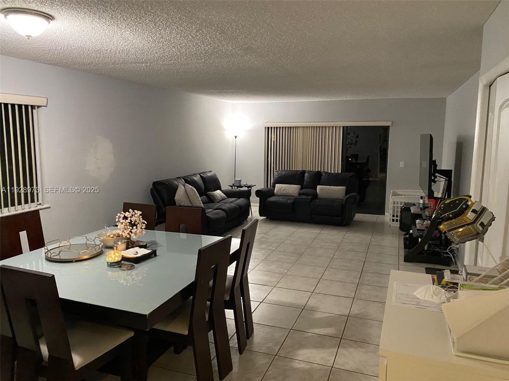 Image 2 of property listing at 419 Lakeview Dr 201, Weston, FL 33326