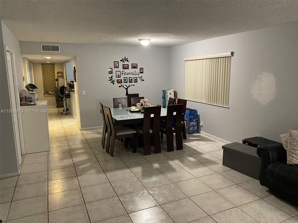 Image 3 of property listing at 419 Lakeview Dr 201, Weston, FL 33326