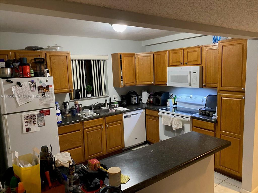 Image 4 of property listing at 419 Lakeview Dr 201, Weston, FL 33326