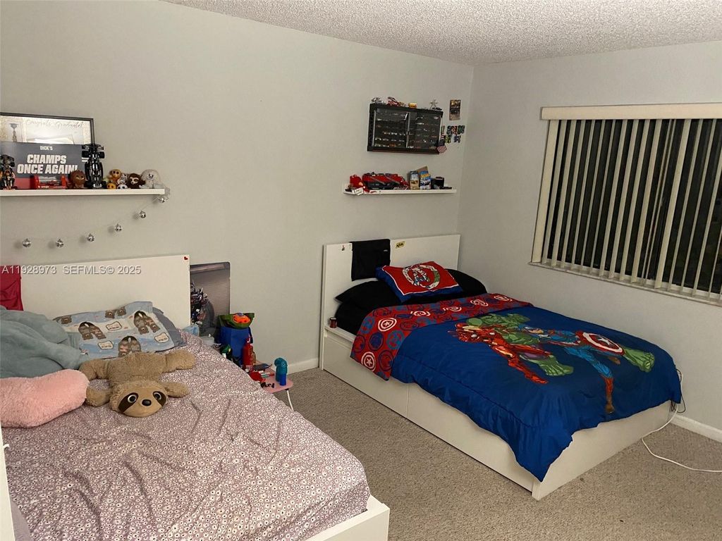 Image 5 of property listing at 419 Lakeview Dr 201, Weston, FL 33326