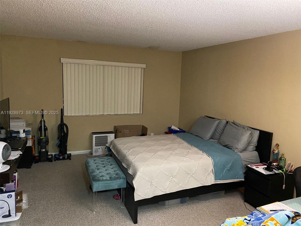 Image 7 of property listing at 419 Lakeview Dr 201, Weston, FL 33326